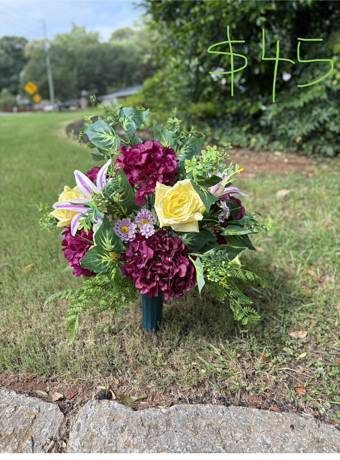 Outdoor cemetery floral piece