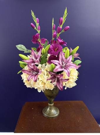 Custom urn arrangement